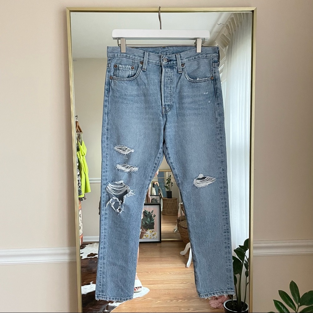 Levi’s 501 High Rise Taper Leg Lightwash with Rips Size 28